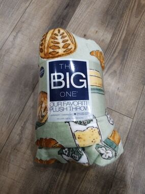 New Big One Plush Blanket Breads Pastries Croissant 5x6 Feet Throw
